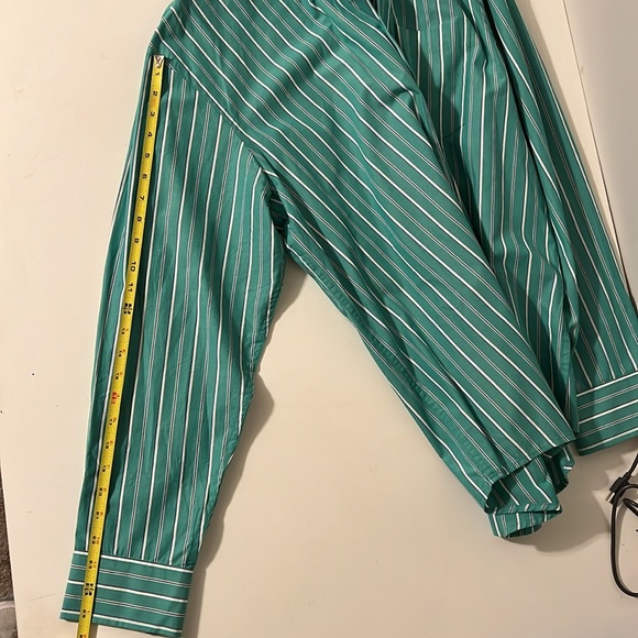 IZOD Men’s Large Button down Green Pinstripe shirt. - Picture 6 of 8